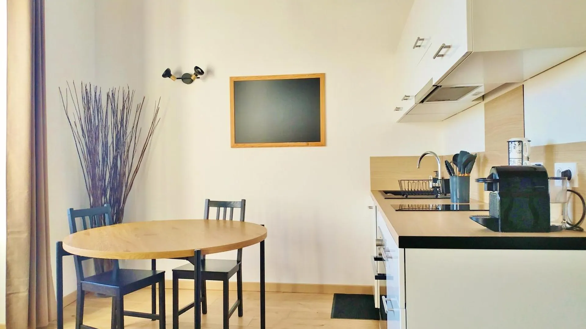 Grand Studio Lumineux Au Calme, Centre Historique Pertuis Apartment